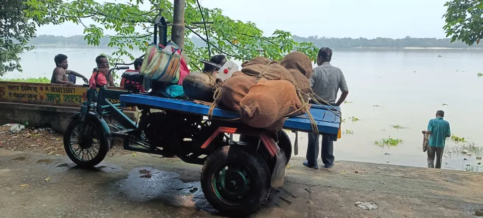 The cart loaded with Ganga water leaving the ghat