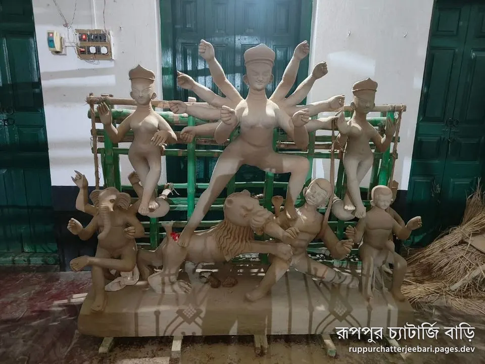 Mrinmoyi: the clay pratima on its frame, before the first coat of colour (photo: Admin Achinta)