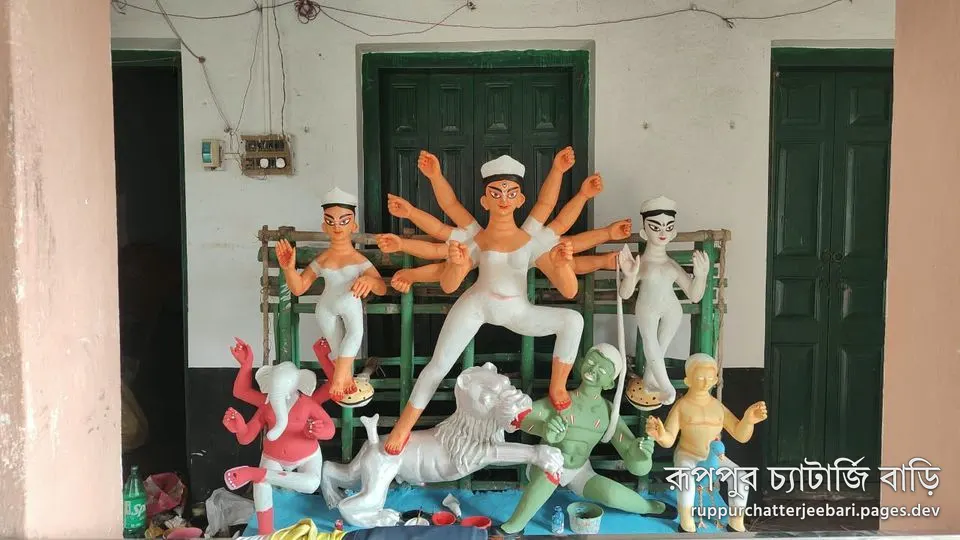 Ronger chhowa: the first coats of colour on the pratima (photo: Admin Achinta)